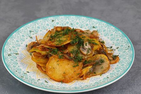 Жареный картофель с грибами