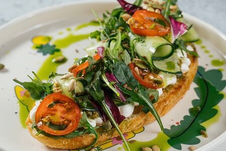 Зеленый тост со свежими овощами