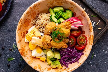 Поке с цыпленком и тика-масала