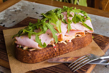 Брускетта с тамбовским окороком