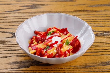 Вареники с творогом и клубникой