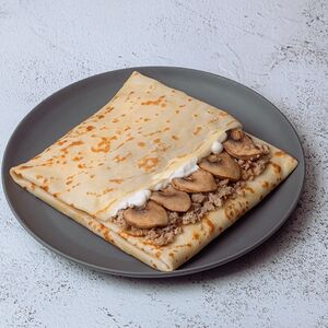 Блин с мясом, грибами и сметаной