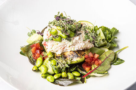 Камчатский краб с авокадо и томатами