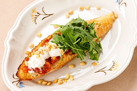 Брускетта с вялеными томатами и страчателлой