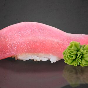 Суши с тунцом