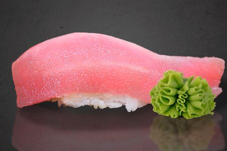 Суши с тунцом