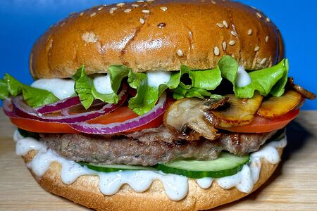 Грибной бургер с говяжьей котлетой