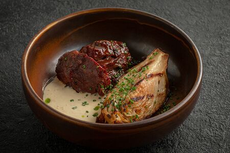 Щечки с печеной капустой