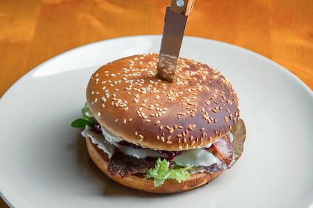 Бургер с вишней