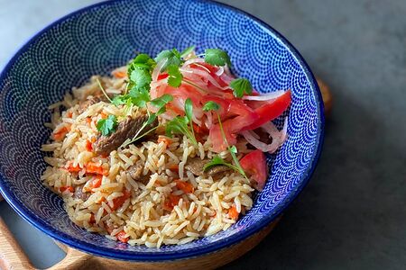 Плов с говядиной и салатом ачучук