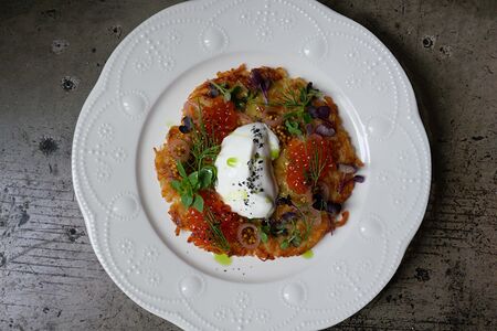 Картофельный драник, красная икра, копченая сметана