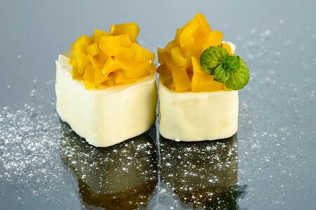 Сладкий ролл с бананом, персиком и сыром