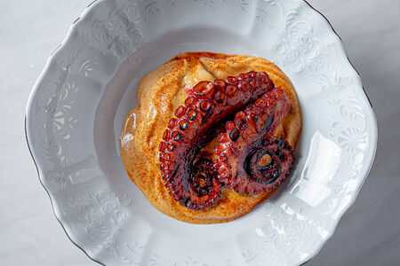 Осьминог с мисо кремом и томатами с оливками