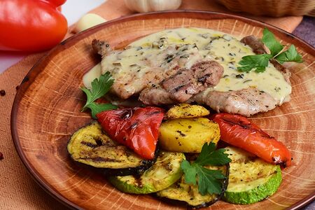 Свинина с овощами на гриле и грибным соусом