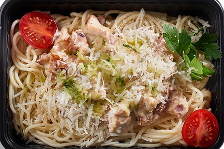 Спагетти карбонара с копчёностями и сыром