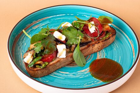 Брускетта с баклажанами