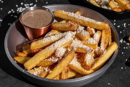 Картофель фри с трюфельным соусом и пармезаном