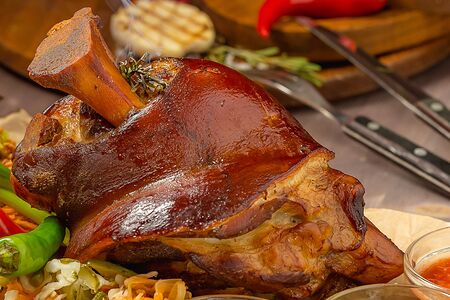 Рулька с квашенной капустой, картофелем и гороховым пюре