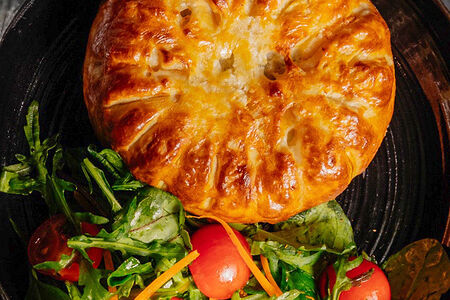 Пирог с лососем, шпинатом и сулугуни