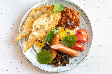 Яичница с сосисками, фасолью и шампиньонами