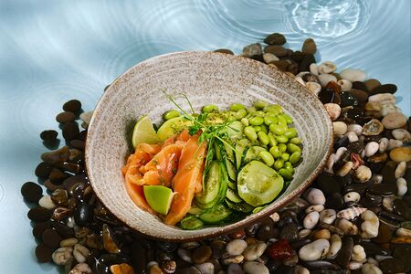 Зелёный салат с филе лосося