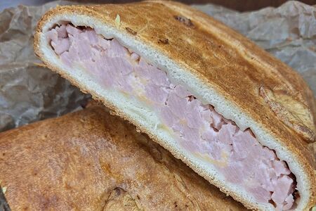 Пирог с сыром и ветчиной