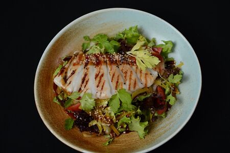 Салат с кальмаром на гриле