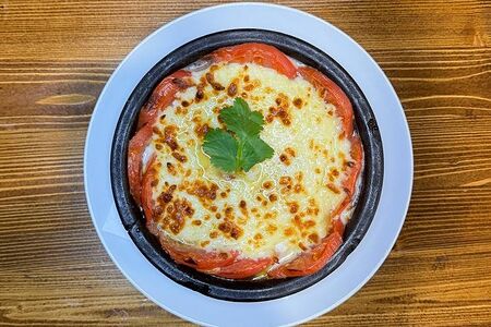 Жареный сулугуни с томатами