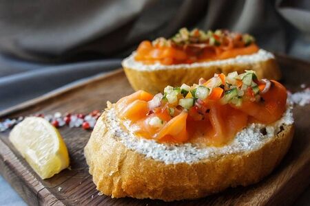 Брускетта со слабосоленой форелью