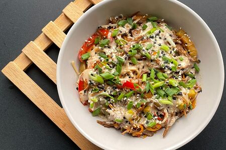 Удон с рваной телятиной, овощами в ореховом соусе