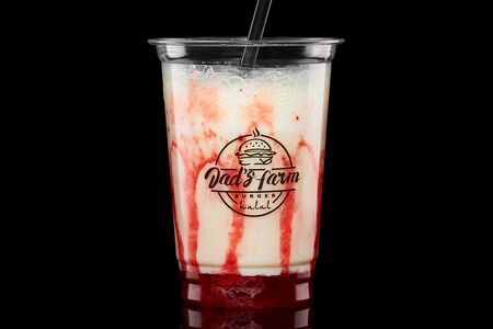 Молочный коктейль клубничный