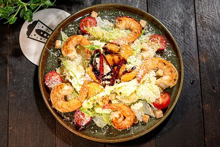 Салат Цезарь с Креветками и Персиком
