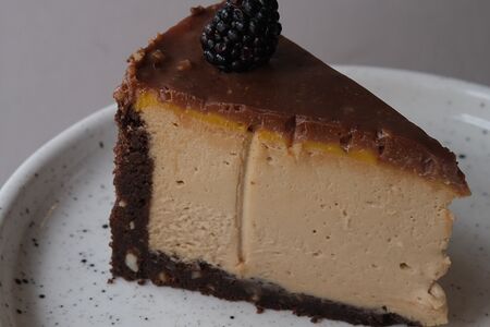 Чизкейк фундук-маракуйя