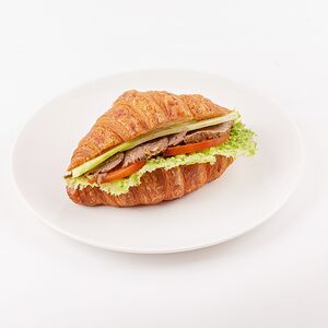 Круассан с ростбифом