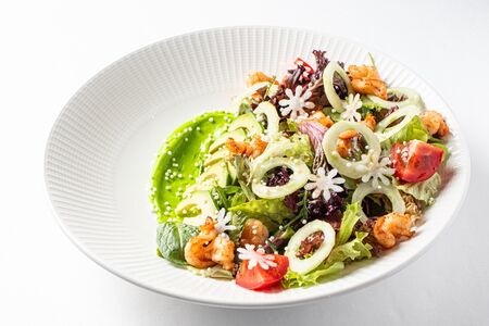 Микс салатов с обжаренными тигровыми креветками