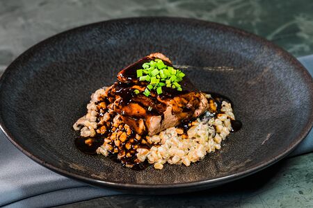 Щечки теленка и полба со сморчками