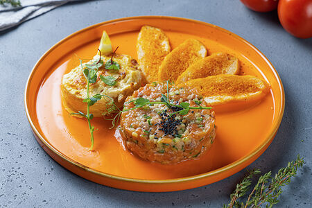 Тартар из лосося с картофельным гратеном