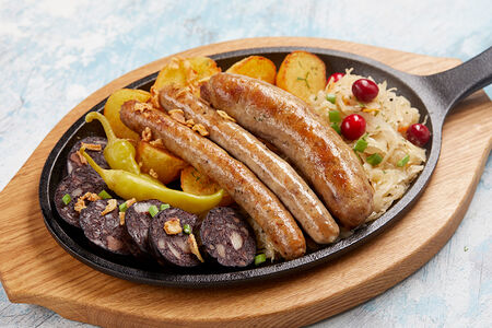 Ассорти из колбас с домашней аджикой