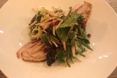 Салат с индейкой и брусничным соусом