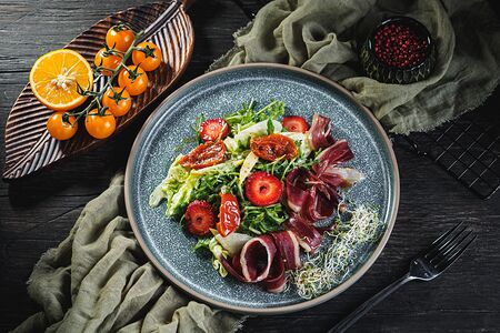 Салат с сыровяленой уткой и грушей