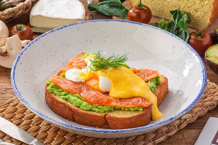 Яйцо бенедикт с авокадо и лососем