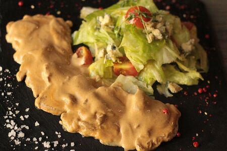 Медальоны из говядины в соусе дорблю