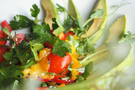 Авокадо с помидорами черри, манго