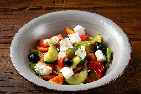 Салат овощной с сыром фета и соусом лайм
