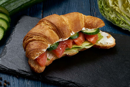 Круассан с красной рыбкой и сливочным сыром