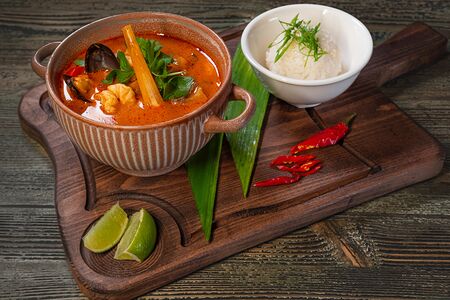 Том ям с морепродуктами