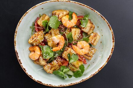 Хрустящие баклажаны в сладко-остром соусе с тигровыми креветками