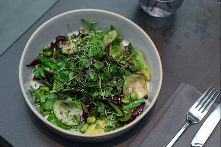 Зеленый салат с авокадо