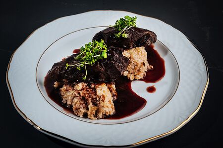 Говяжьи щёчки конфи с пшеничной кашей и соусом порто