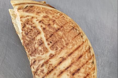 Пицца с курицей и летним салатом